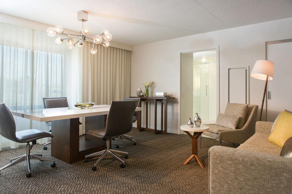 Hotel Renaissance Meadowlands 3*