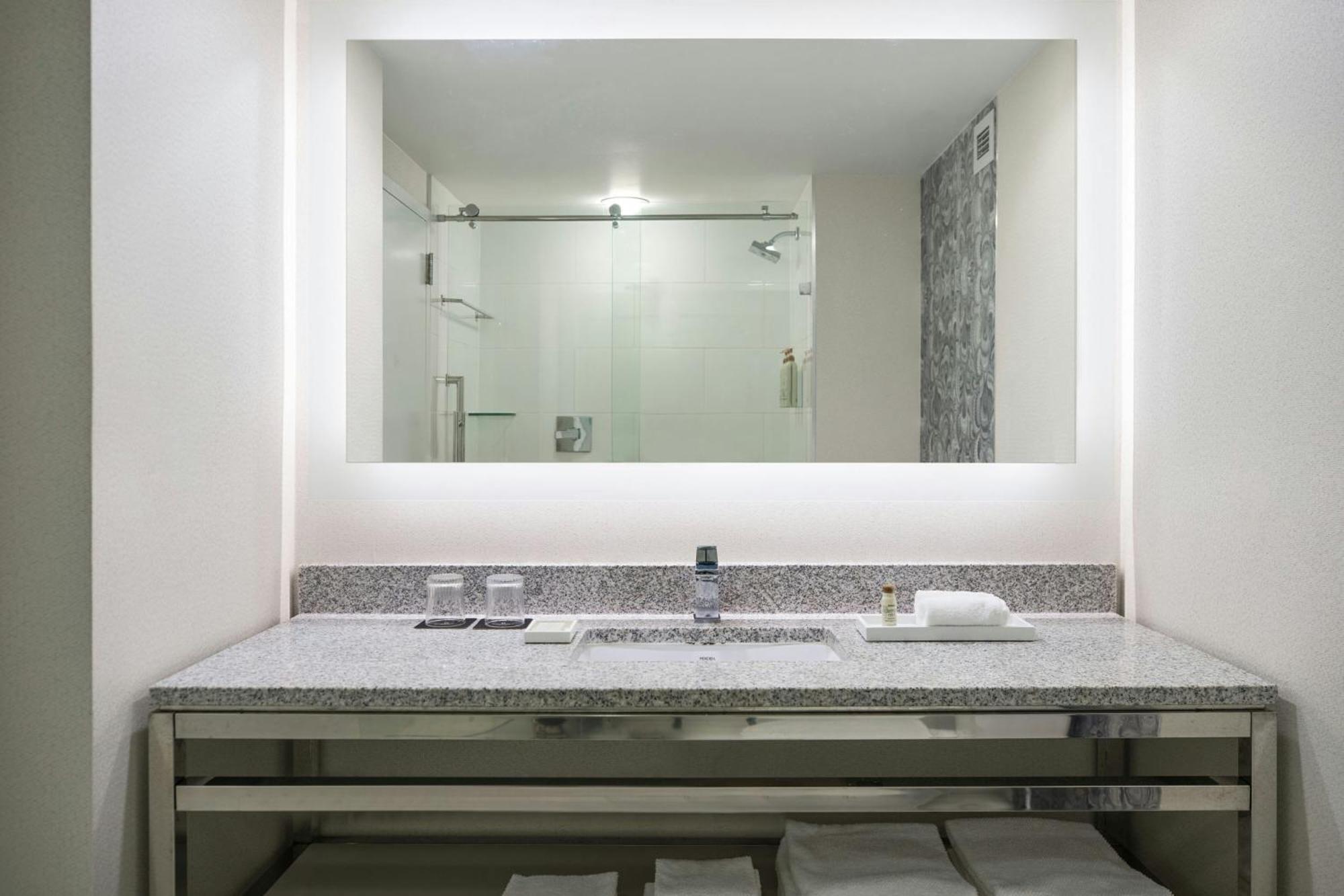 Hotel Renaissance Meadowlands 3*