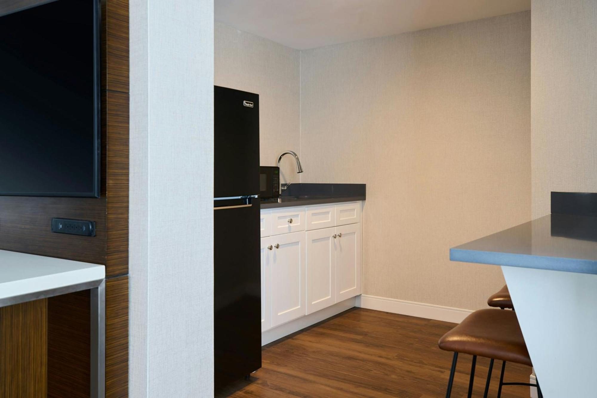 Hotel Renaissance Meadowlands 3*